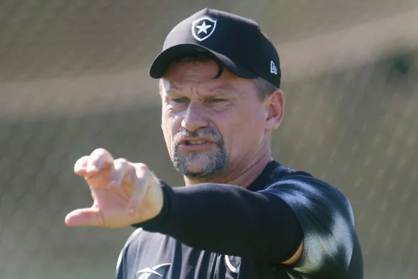 Treinador Fábio Matias em treinamento no Botafogo