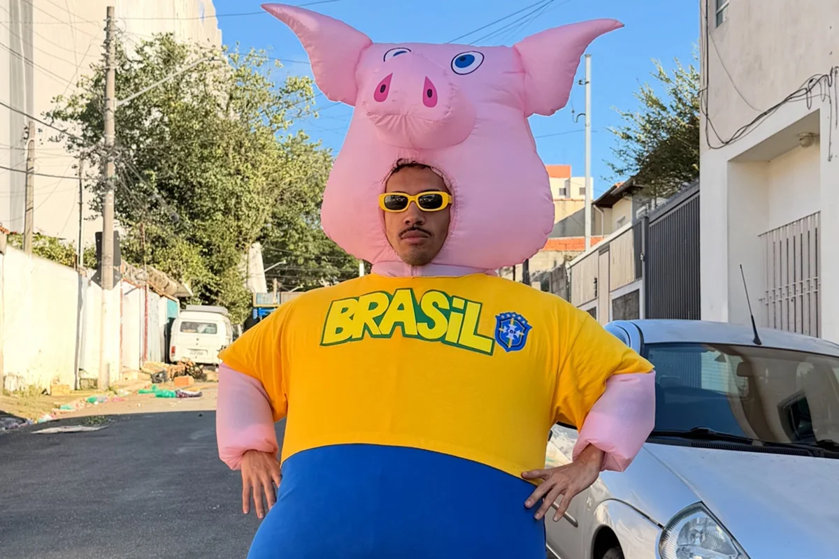 Joow J, o Porquinho da Paulista, posa ao torcer para a Seleção Brasileira Joow J, o Porquinho da Paulista, posa ao torcer para a Seleção Brasileira