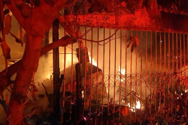 Incêndio atinge galpão em Samambaia