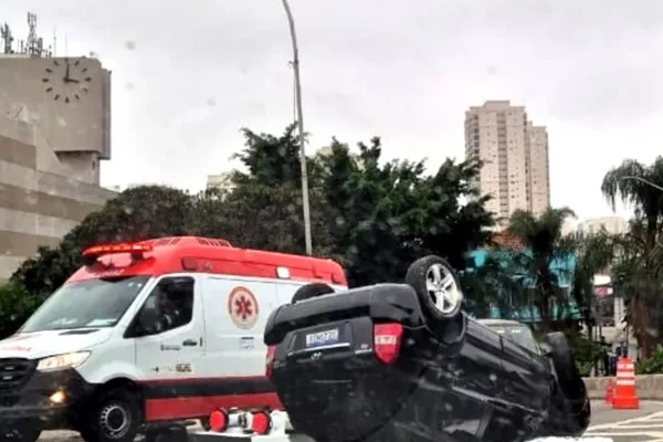 Carro capotado - Metrópoles