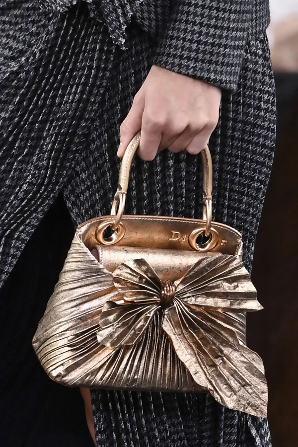 Dior leva chita indiana e escultura de Lynda Benglis à Alta-Costura - destaque galeria
