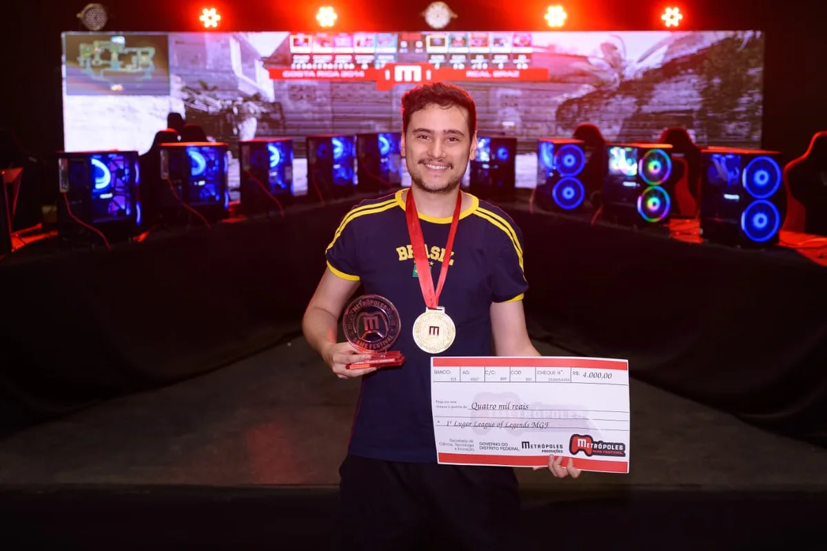 A equipe Teemo Supremacy, campeã do torneio de League of Legends, recebe o prêmio neste domingo (23/8). O título foi conquistado na sexta-feira (21/8) A equipe Teemo Supremacy, campeã do torneio de League of Legends, recebe o prêmio neste domingo (23/8). O título foi conquistado na sexta-feira (21/8)