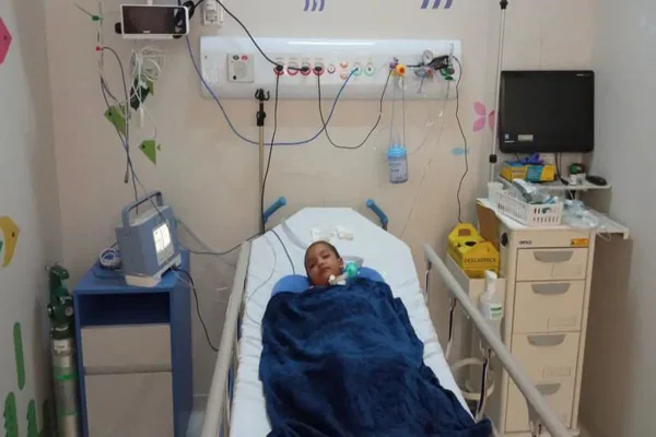 Após um mês de alta, menino picado por escorpião volta a ser internado