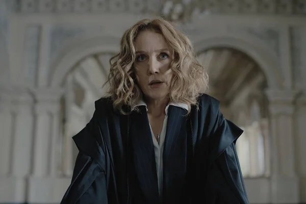 Camila Morgado vestida como advagoda para cena da série Sentença - Metrópoles