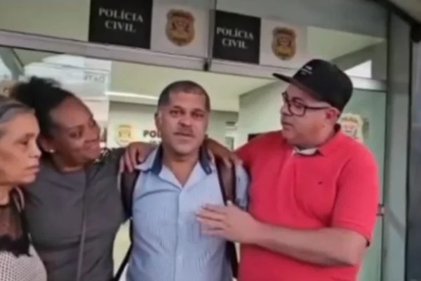 Imagem colorida de motorista de ônibus em delegacia. Metrópoles