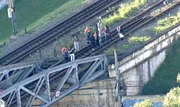 Passageiros andam nos trilhos após falha que interrompeu operação nas linhas 11, 12 e 13 de trens Passageiros andam nos trilhos após falha que interrompeu operação nas linhas 11, 12 e 13 de trens