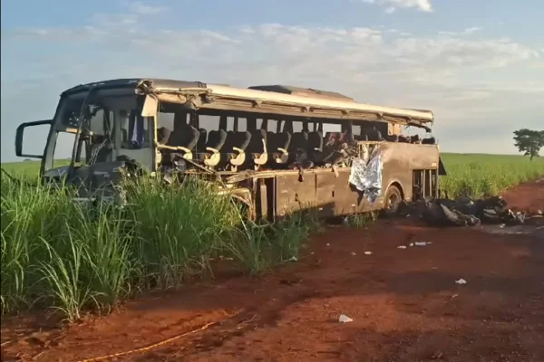 Imagem colorida mostra destroços de ônibus incendiado após acidente - Metrópoles