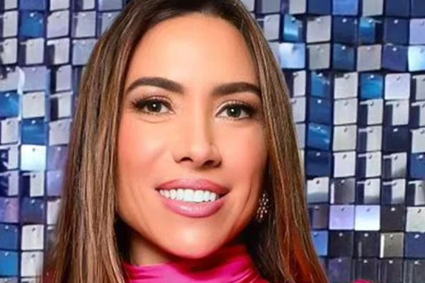 Patrícia Abravanel posa com um meio sorriso e um look rosa - Metrópoles