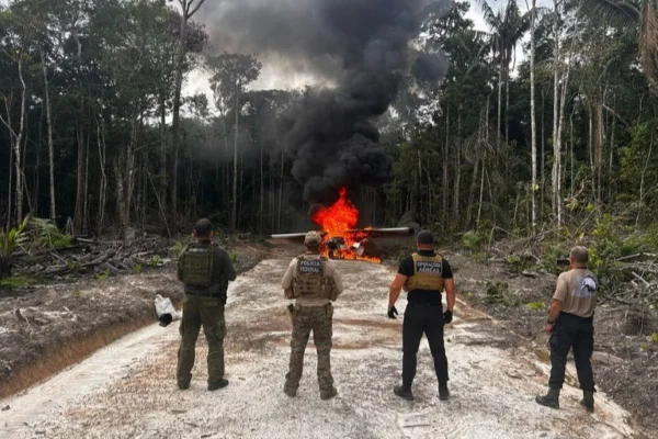 Imagem mostra policiais em pista clandestina - Metrópoles