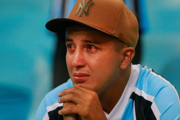 Torcedor do Grêmio chorando