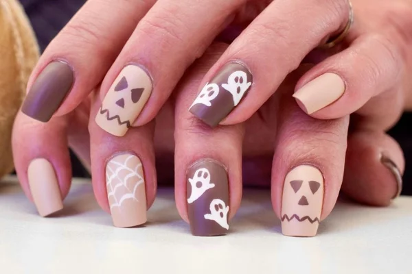 unhas de halloween feitas com esmalte claros e escuros
