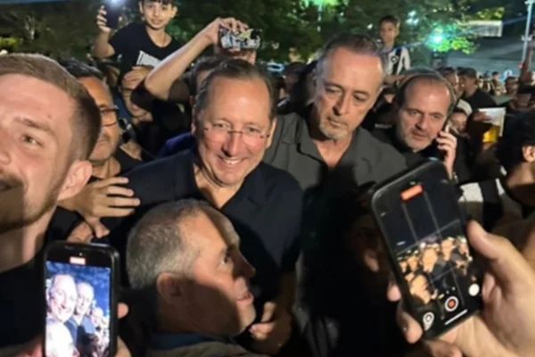 Imagem colorida de John Textor com torcedores - Metrópoles