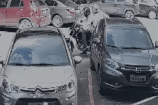 Parabéns pra quem? Homem tem moto levada no DF dia do aniversário
