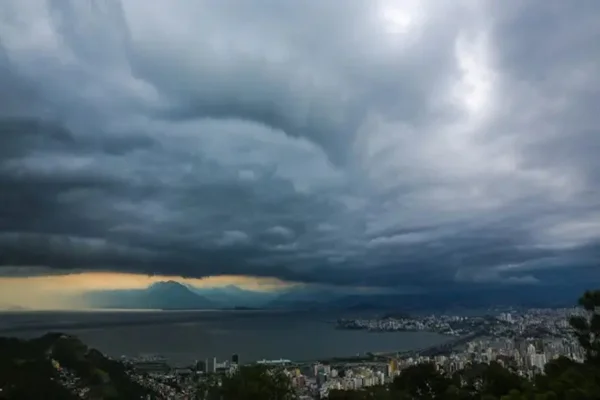 Foto genérica de tempestade se formando na região sul