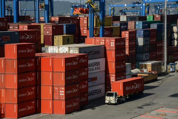 Imagem colorida de movimentação de cargas no Porto de Santos