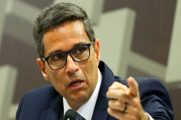 “Ficam tentando politizar o Banco Central”, diz Campos Neto