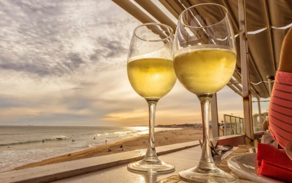 Cinco dicas para tomar seu vinho no verão (com gelo!)