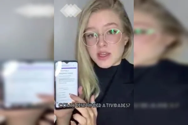 Estudante com celular na mão