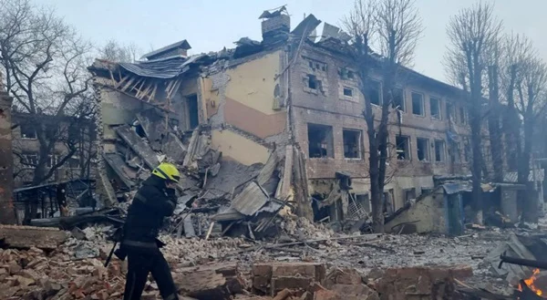 Em Dnipro, Ucrânia, bombeiro vistoria cenário devastado por bombardeio russo em área residencial - Metrópoles