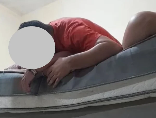 Imagem mostra homem segurando mulher à força - Metrópoles