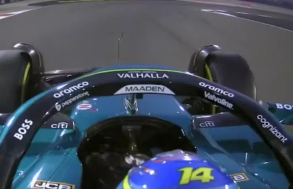 Imagem colorida do momento em que o volante de Alonso solta do carro em treinos da Fórmula 1- Metrópoles