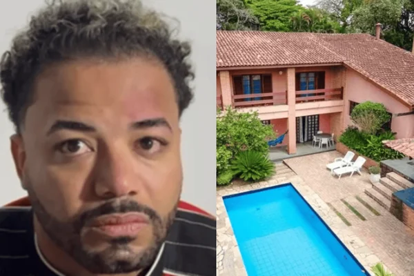 Imagem colorida do influenciador Hytalo Santos ao lado da casa onde ele foi encontrado e preso em Carapicuíba - Metrópoles