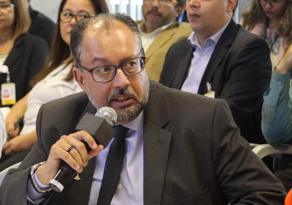 Após desembarque do PDT, Rollemberg exonera secretário