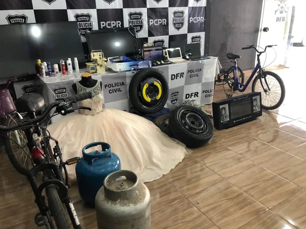 Homem é preso após ser pego com vestido de festa e outros produtos roubados