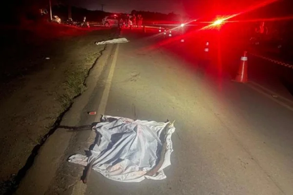 Vítima de acidente de moto coberta por pano branco