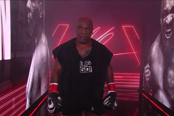 Imagem colorida de Mike Tyson no caminho para luta - Metrópoles