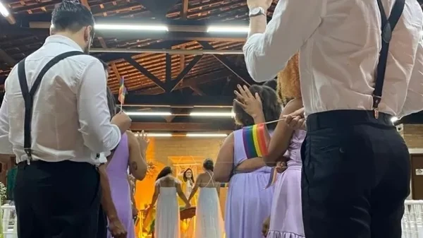 Pela primeira vez, pastora batista celebra casamento homoafetivo