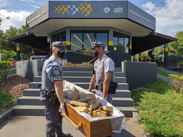 PM encontra 119 tabletes de maconha dentro de caixão no interior de SP