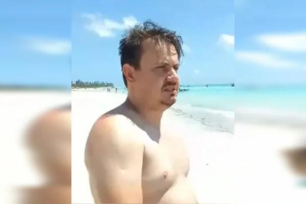 Imagem colorida, homem vítima do naufrágio - Metrópoles