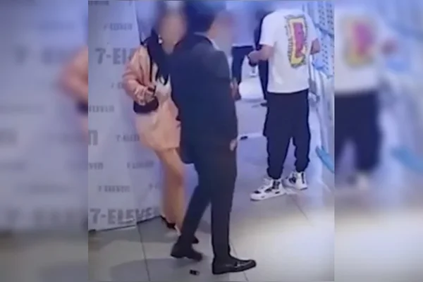 Mulher descobre traição do marido ao vê-lo brigando por outra em delegacia