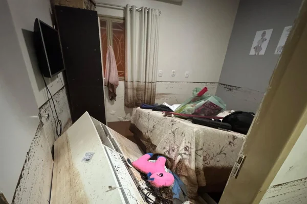 Imagem colorida de casa em Picos, Piauí, atingida por fortes chuvas