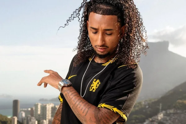 Chelsea faz campanha de nova camisa no Rio com Cabelinho e MD Chefe