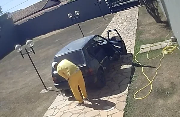 Homem ajuda comparsas a furtarem casa do vizinho