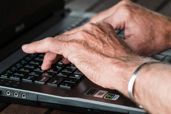 mãos de homem teclando computador