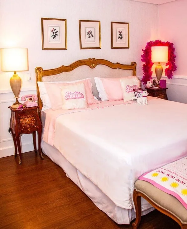 Imagem colorida do quarto temático da Barbie - Metrópoles
