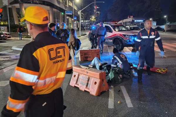 Imagem mostra acidente de moto na Avenida Rebouças, em São Paulo - Metrópoles