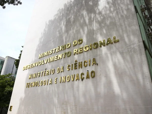 Foto colorida do prédio do MCTI - Metrópoles