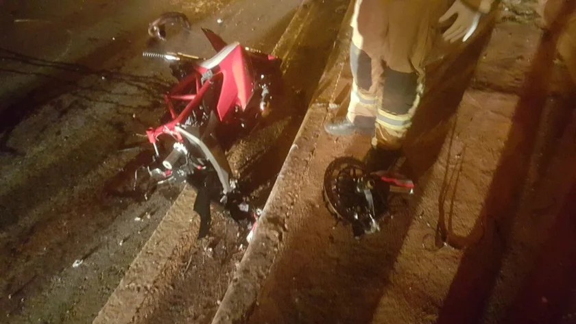 Motociclista bate em viaduto na L4 Norte e morre na hora - imagem 3 Motociclista bate em viaduto na L4 Norte e morre na hora - imagem 3