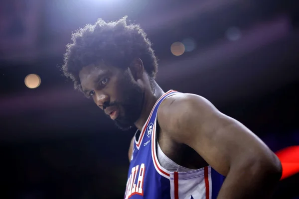 Imagem colorida de Embiid, jogador do Philadelphia 76ers- Metrópoles