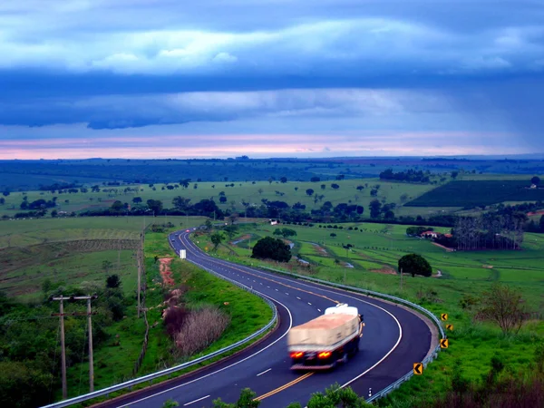 Caminhoneiro caminhão estrada