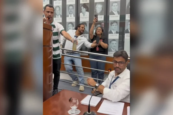 Cleitinho entrega água escura a diretor da Copasa e desafia: “Bebe”