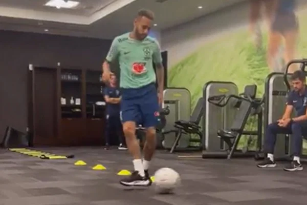 O atacante da seleção brasileira, Neymar, trina com bola em academia de hotel para a Copa do Mundo do Catar - Metrópoles