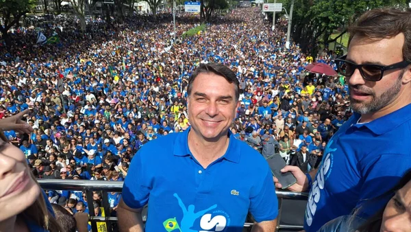 Flávio Bolsonaro na Marcha para Jesus, em São Paulo - Metrópoles