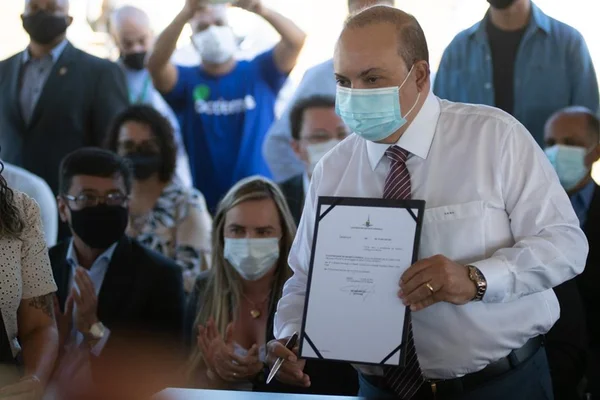 Ibaneis Rocha na assinatura da ordem de serviço para construção do Hospital Oncológico de Brasília