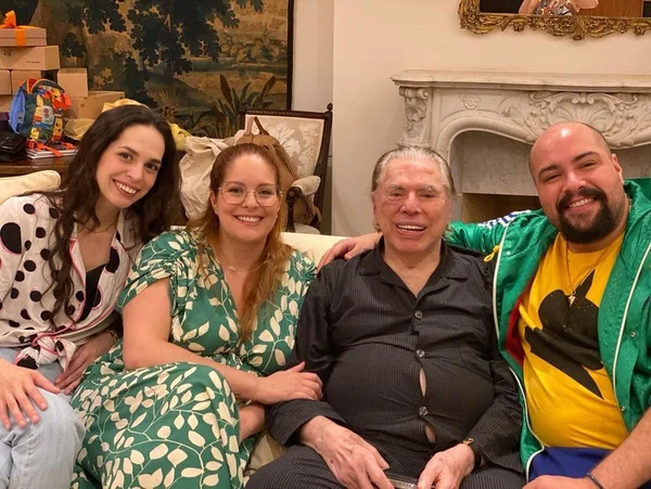 Silvio Santos posa com os netos, filhos de Cintia Abravanel - Metrópoles
