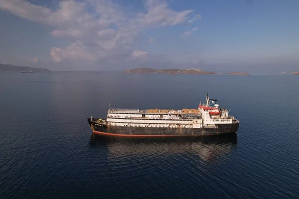 Imagem colorida mostra navio do Uruguai - Metrópoles
